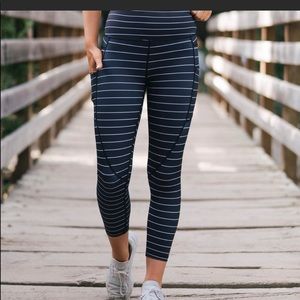 Zyia black stripe pocket LNT capri 8-10